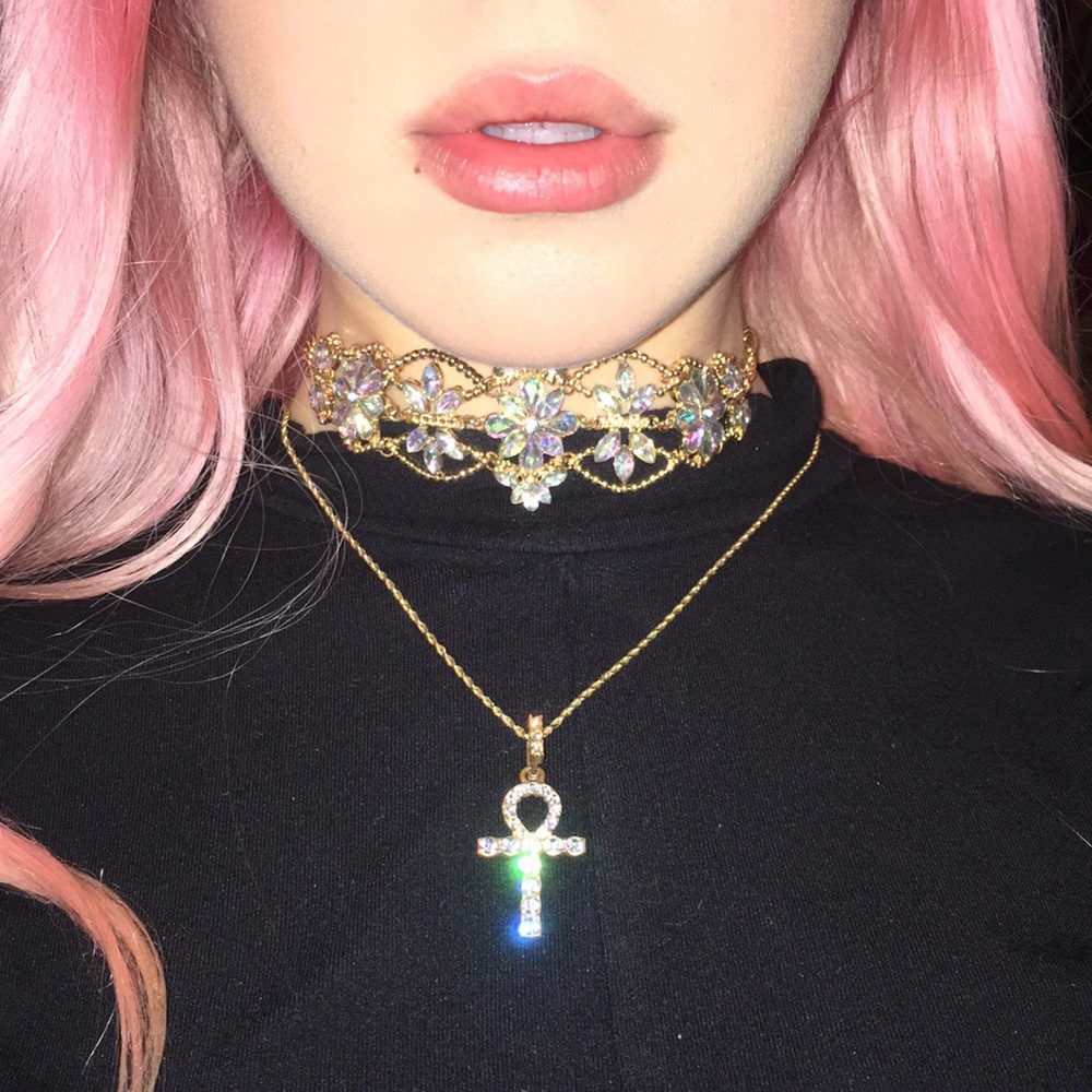 Sparkleyyy Iridescent bejeweled choker💞💎🐉✨